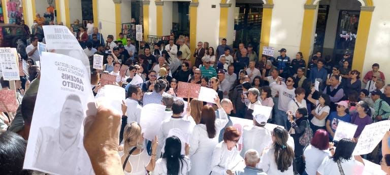 OrlvndoA's tweet image. MÉRIDA.

Estudiantes protestan frente a la Universidad de los Andes por la liberación de los presos políticos.