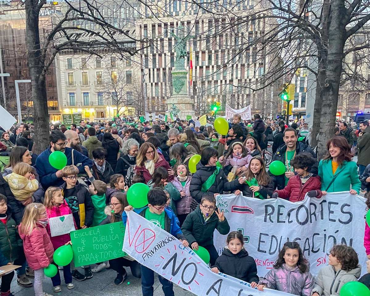 irenevalmore's tweet photo. Ayer en Zaragoza miles de personas salimos a las calles para pedir inversión y protección para la educación pública.

Y a nuestro Parlamento: deroguen la Ley Mordaza. 

#SanidadPública https://t.co/lpOgpn2qUe
