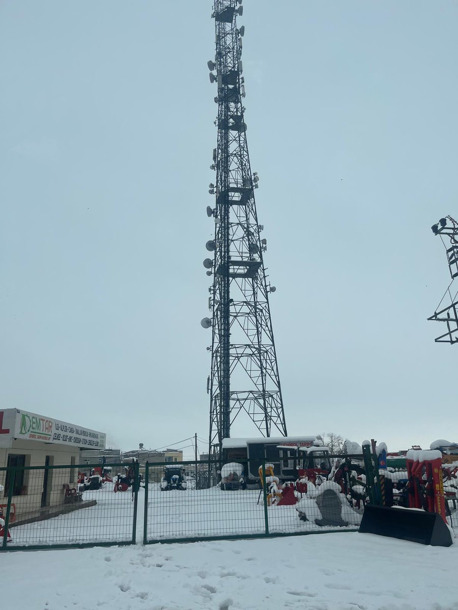 ❄️🌨️ Yoğun kar yağışının ulaşım altyapısı üzerindeki etkilerini en aza indirmek amacıyla;
🔹 Sinyalizasyon sistemleri üzerindeki kar ve buz birikimleri temizleniyor
🔹 Kavşak lambaları, yaya butonları ve sensör sistemleri yerinde kontrol ediliyor
🔹 Toplu taşıma duraklarının çatı