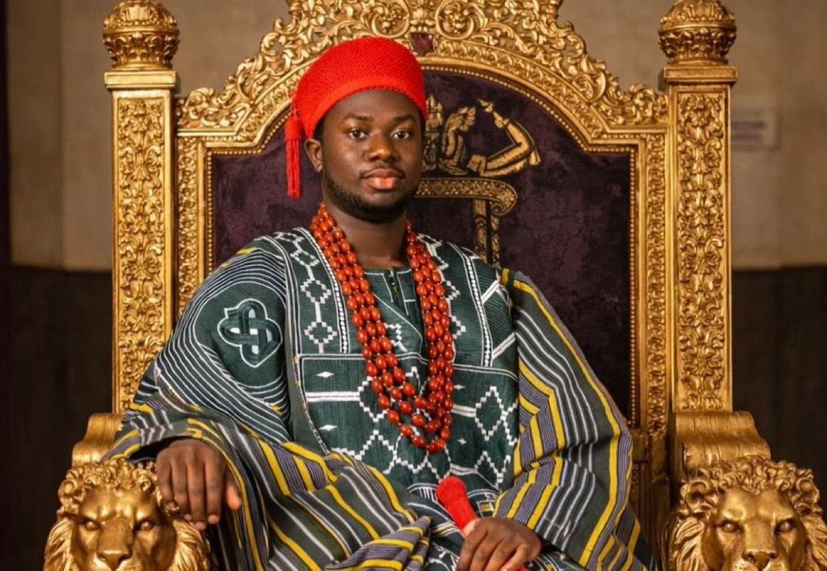 Ajolarr's tweet photo. Okeluse Monarch Warns Against Informal Address, Calling Him "Bro"

Oba Oloyede Adeyeoba Akinghare II, the 22-year-old ruler of Okeluse, has cautioned the public against addressing him informally. He stated, “Stop addressing me as bro or blood,” saying such terms are inconsistent with the dignity of his royal office.
