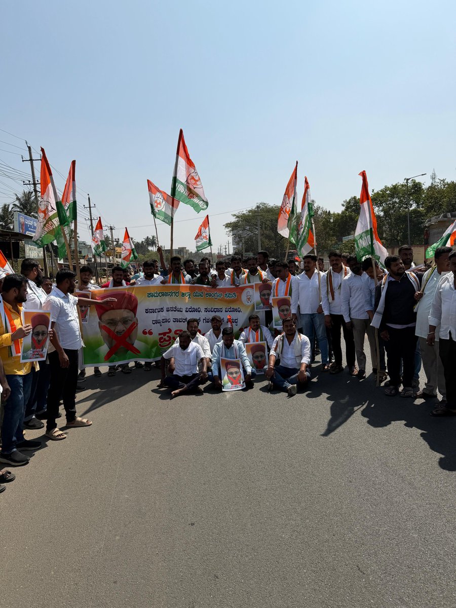IYCKarnataka's tweet photo. ಕರ್ನಾಟಕ ಜನತೆಯ ವಿರೋಧಿ - ಸಂವಿಧಾನ ವಿರೋದಿ ರಾಜ್ಯಪಾಲ ತಾವರ್ ಚಂದ್ ಗೆಹಲೋಟ್ ವಿರುದ್ದ ಚಾಮರಾಜನಗರ ಜಿಲ್ಲಾ ಯುವ ಕಾಂಗ್ರೆಸ್ ವತಿಯಿಂದ ರಾಷ್ಟೀಯ ಹೆದ್ದಾರಿ ತಡೆದು ಪ್ರತಿಭಟನೆ ನಡೆಸಲಾಯಿತು..
.
.
.
#iyckarnataka #iycchamarajanagar #karnatakapradeshyouthcongress #kpycc https://t.co/HgxSucWg3g