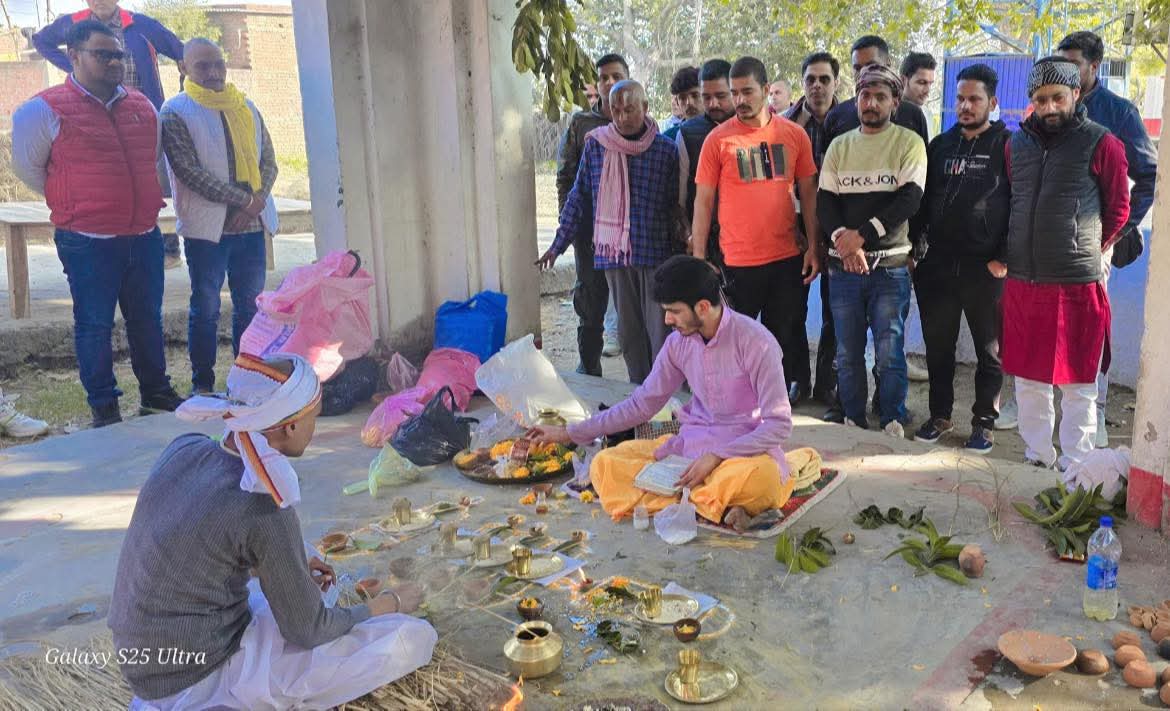 souravreporter2's tweet photo. पटना के शंभू गर्ल्स हॉस्टल के मृतक छात्रा के परिजनों से मिलने पहुंचे आशुतोष कुमार!
#Bihar #PatnaHostel https://t.co/B9AZVvvTxl