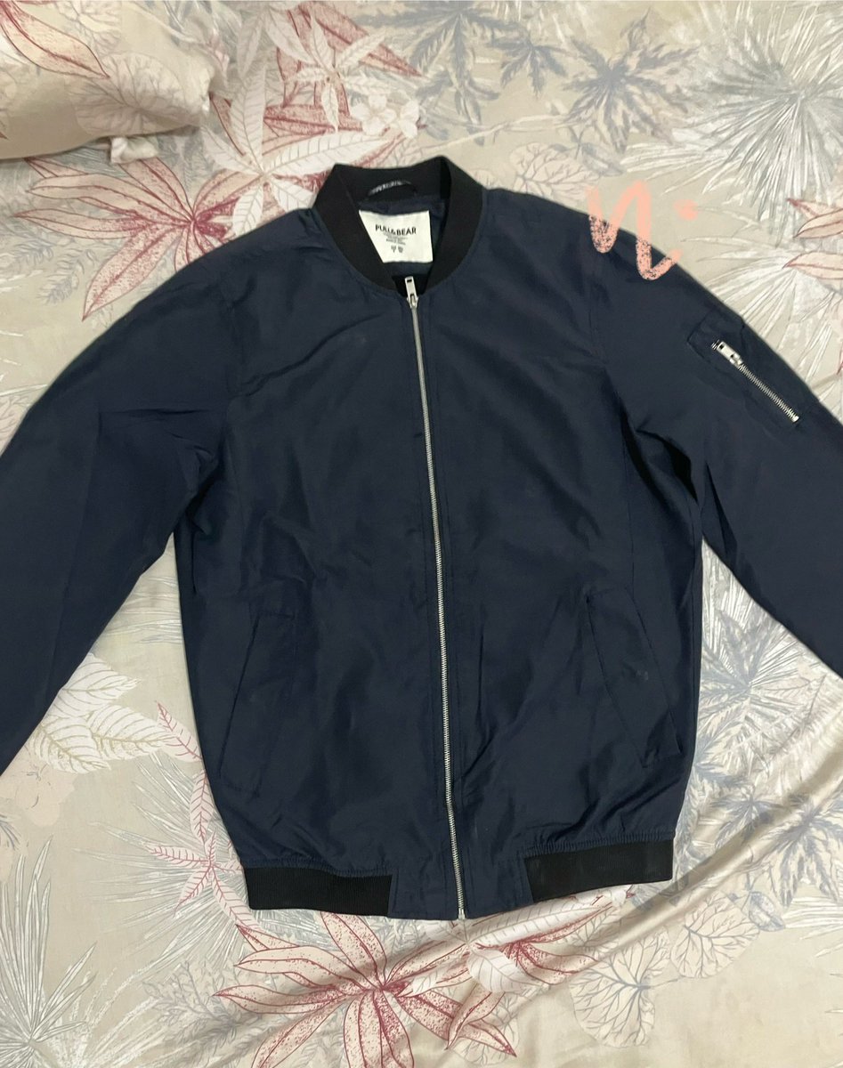 ningspou's tweet photo. Pull&amp;Bear Bomber Jacket Navy Blue
 [ 130k ]

• preloved jaket bomber biru navy p&amp;b
• size S (size laki” jadi agak besar)
• jarang dipakai
• kondisi 95% masih bagus banget karna jarang dipakai juga

🍊 https://t.co/2CPfy01nZm https://t.co/S0SyndFLIP