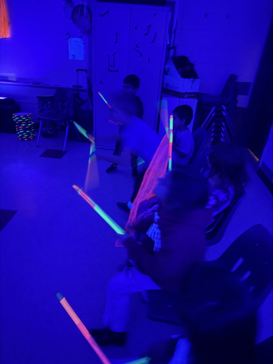 ms_rbarranco's tweet photo. Our fabulous music teacher, Mr. E, surprised us with a glow party because we reached our attendance goal as a class!!! 🥳👏🤩💚💛🧡 @Herndon_ES https://t.co/L2OD9PwOMx