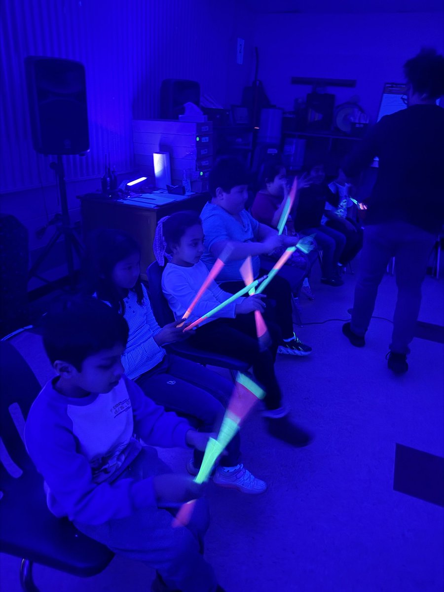 ms_rbarranco's tweet photo. Our fabulous music teacher, Mr. E, surprised us with a glow party because we reached our attendance goal as a class!!! 🥳👏🤩💚💛🧡 @Herndon_ES https://t.co/L2OD9PwOMx