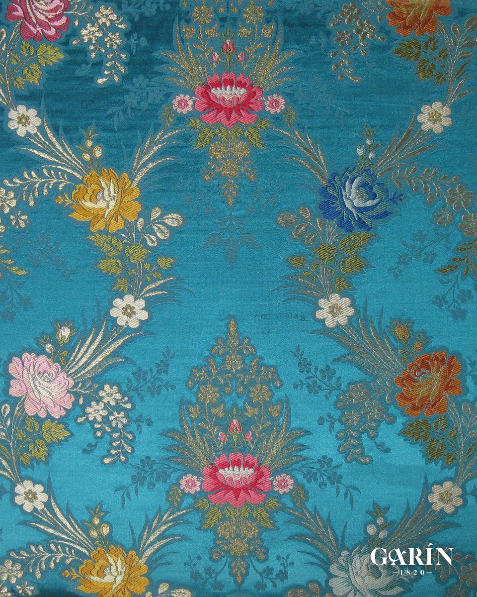 ¿#SabíasQue…? 🔎 Si observamos los diferentes diseños valencianos del siglo XIX, podemos apreciar una evolución de estilo en las flores según nos vamos acercando al final de esta época. 🌾 Dibujos como el #espolínAlcázar contienen una flor más plana que en periodos posteriores.