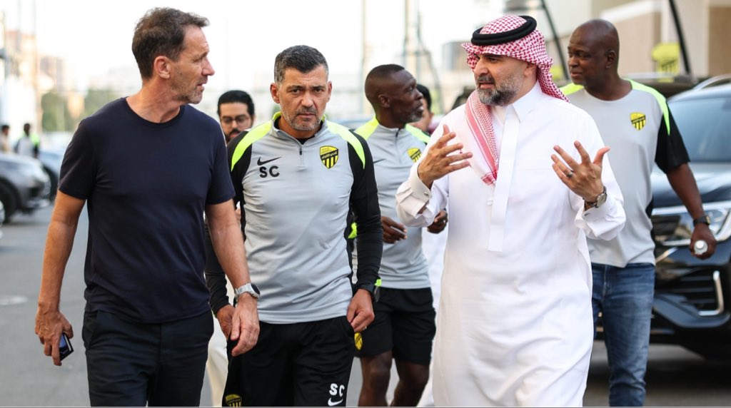 لا يوجد مؤشرات تصحيح او معالجه!
الاداره تركت حبل الفريق على غارب الضياع!
ولايوجد من يشرح ماذا يحصل للفريق!

كرة المسئوليات يتقاذفها الجميع، ولا يوجد من يعترف بهذا التردي خوفاً من إلصاق الفشل به!

ذلك القفز الذي حصل على هرمية الادارات إختفى في لحظات التعثر وهنا تعرف قيمة القيادي!