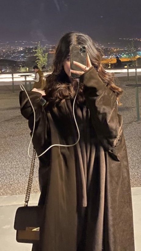 حنا نحب الهوى و عقولنا ما صحن،
و قلوبنا  الليل و القمرا مواليفها

نضيق ،نحزن ،نروق ،ننبسط ،نشتحن،
أقروا و خلّوا مشاعرنا على كيفها :)