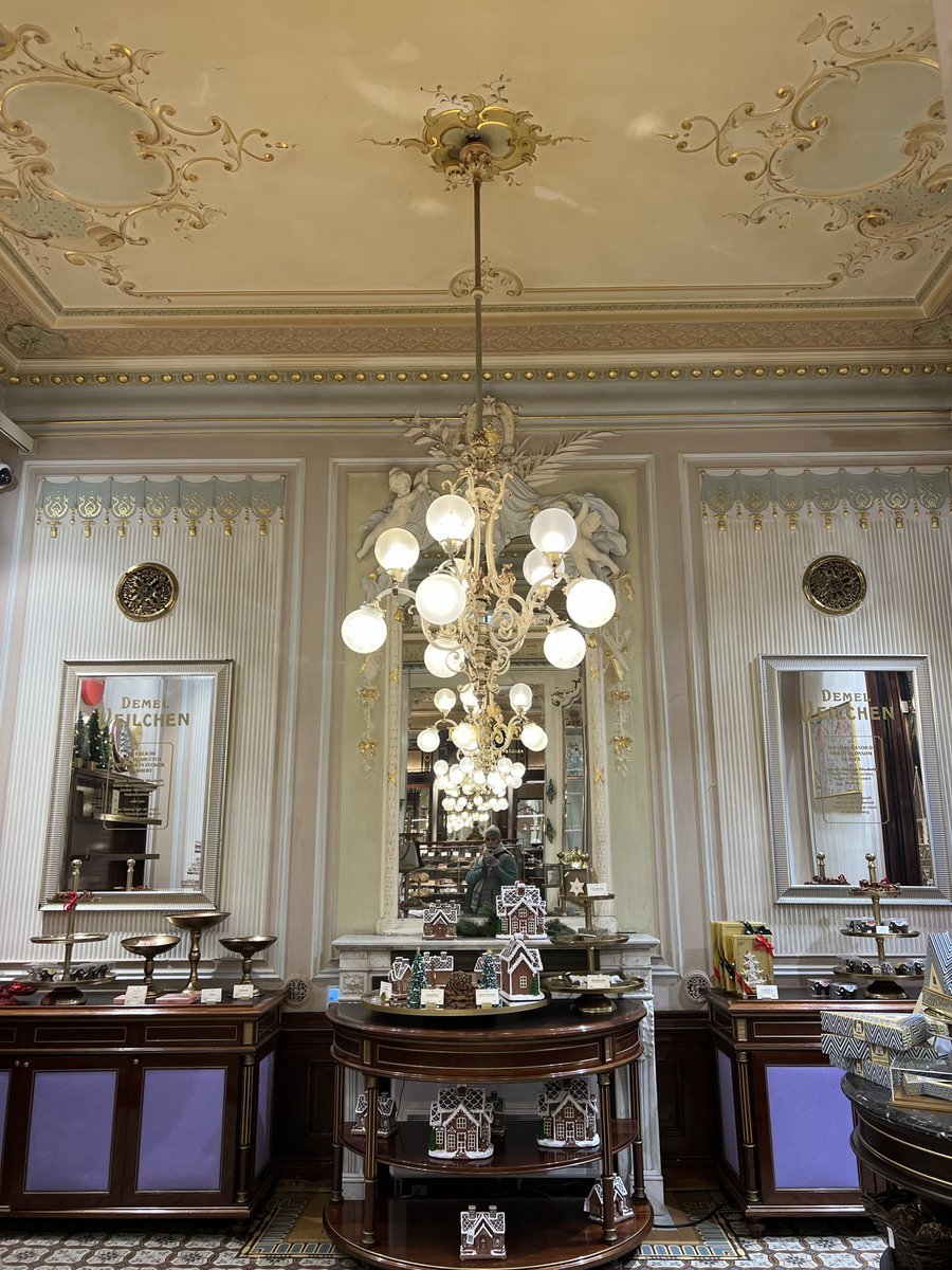 mohammednyc's tweet photo. Coffee shops in Vienna aren’t just coffee houses; they are institutions. 
Ceilings become a canvas for expressing taste &amp; prestige, wealth and power. https://t.co/DtnEYnYjzB