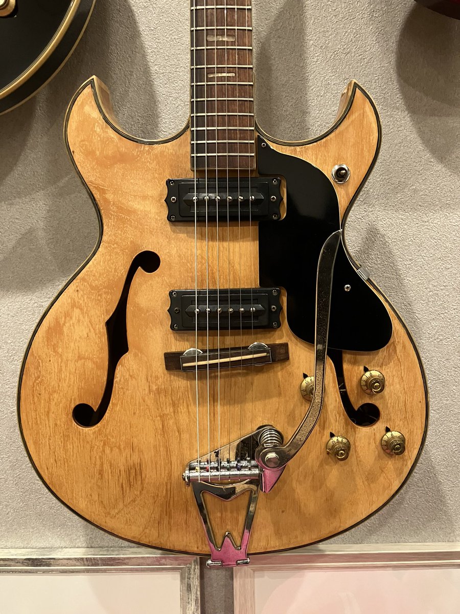 sunold_things's tweet image. Honey SE-27VD
調整も終わりました❗️
今回はモラレスと違い、ネジに一切錆、固着がなかったので簡単に修理できました😅
@ikisugita_DIY さんに作っていただいたエイジド加工されたHoneyのロゴが美しいです‼️
ネックの塗装はそのままにしました😆

#Honey #ビザールギター #フルアコ #エレキギター