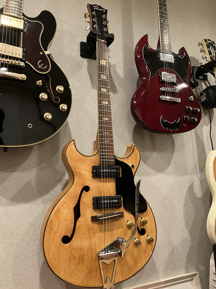 sunold_things's tweet image. Honey SE-27VD
調整も終わりました❗️
今回はモラレスと違い、ネジに一切錆、固着がなかったので簡単に修理できました😅
@ikisugita_DIY さんに作っていただいたエイジド加工されたHoneyのロゴが美しいです‼️
ネックの塗装はそのままにしました😆

#Honey #ビザールギター #フルアコ #エレキギター