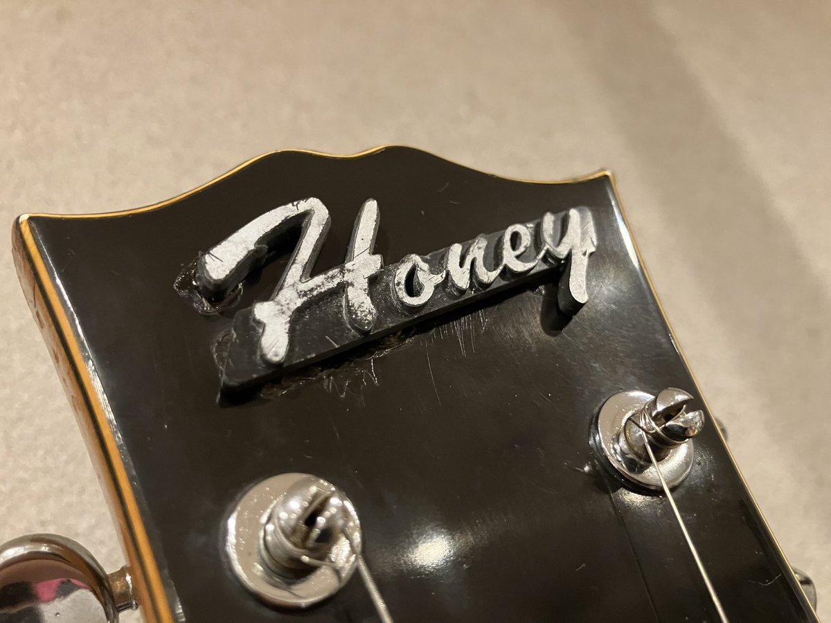 sunold_things's tweet image. Honey SE-27VD
調整も終わりました❗️
今回はモラレスと違い、ネジに一切錆、固着がなかったので簡単に修理できました😅
@ikisugita_DIY さんに作っていただいたエイジド加工されたHoneyのロゴが美しいです‼️
ネックの塗装はそのままにしました😆

#Honey #ビザールギター #フルアコ #エレキギター