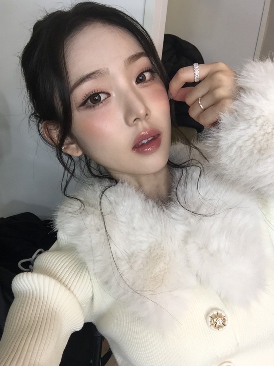 Leesolf's tweet image. What do I look, TiiiKiii-deul?? o( ˶^▾^˶ )o