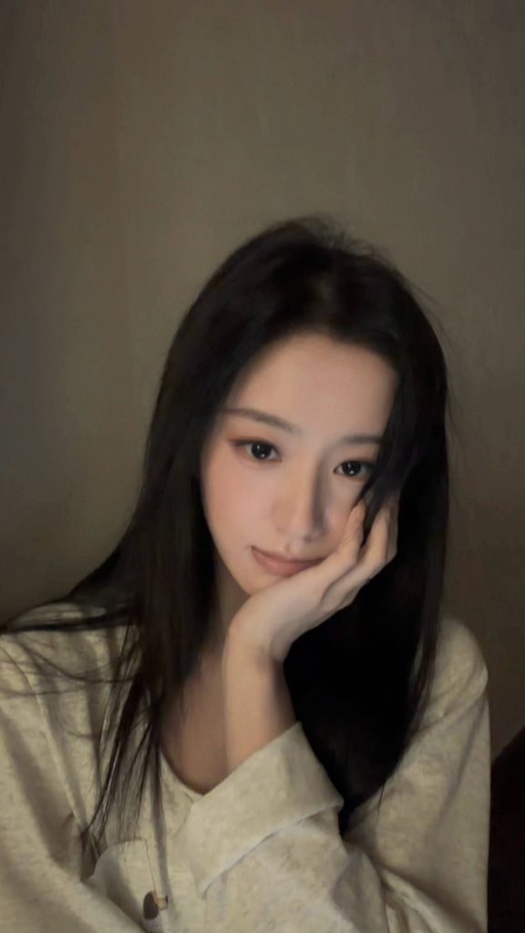 น้องเปาชีเหมาะกับการแต่งเมคอัพโทนนี้จริง ๆ นะ มันมีความนู้ดแบบลูกคุณหนูติดแกลม เลยยิ่งส่งให้ใบหน้าโดยรวมดูละมุนมากขึ้นไปอีก 🫠

#เปาซ่างเอิน #包上恩 #BaoShangen