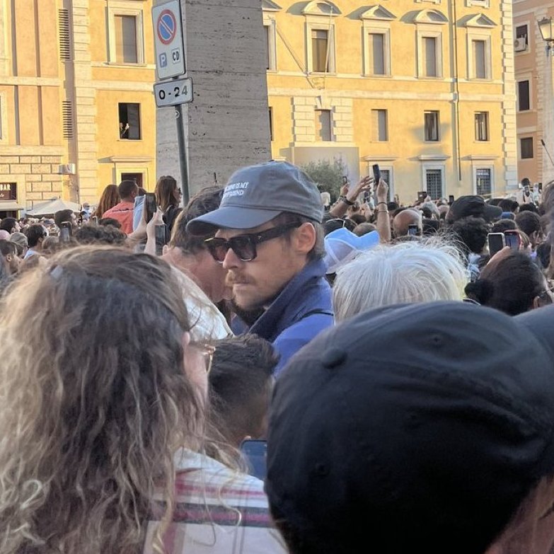 tracklist's tweet image. Harry Styles contou à BBC Radio 1 sobre quando foi visto em Roma durante o anúncio do Papa Leão XIV:

“Eu estava cortando o cabelo em Roma quando, de repente, ouvi várias pessoas correndo e gritando ‘Habemus Papam, Habemus Papam’. O homem que estava cortando meu cabelo parou e…