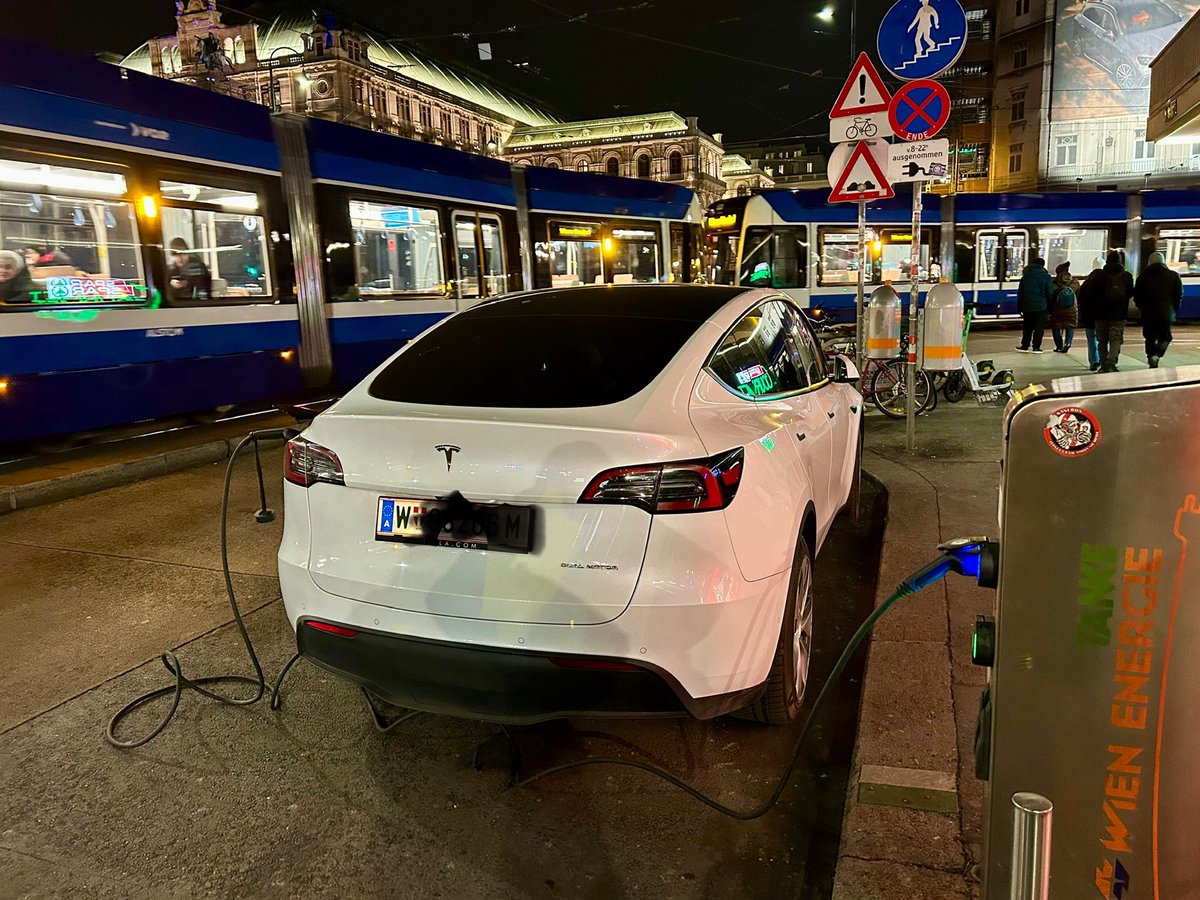 DTDebraThompson's tweet photo. 💙🤍Electric Straßenbahn and electric car - Vienna, Austria🤍💙 https://t.co/SKprBXBnAK