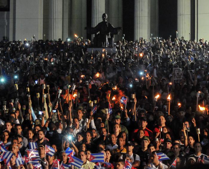 Desde la escalinata hasta la Fragua, trescientos jóvenes marcharon con la antorcha encendida. Guiados por Fidel, en la noche del 27 de enero de 1953, llevaron la luz del centenario de Martí, esperando el amanecer de la patria nueva.
#CubaViveEnSuHistoria