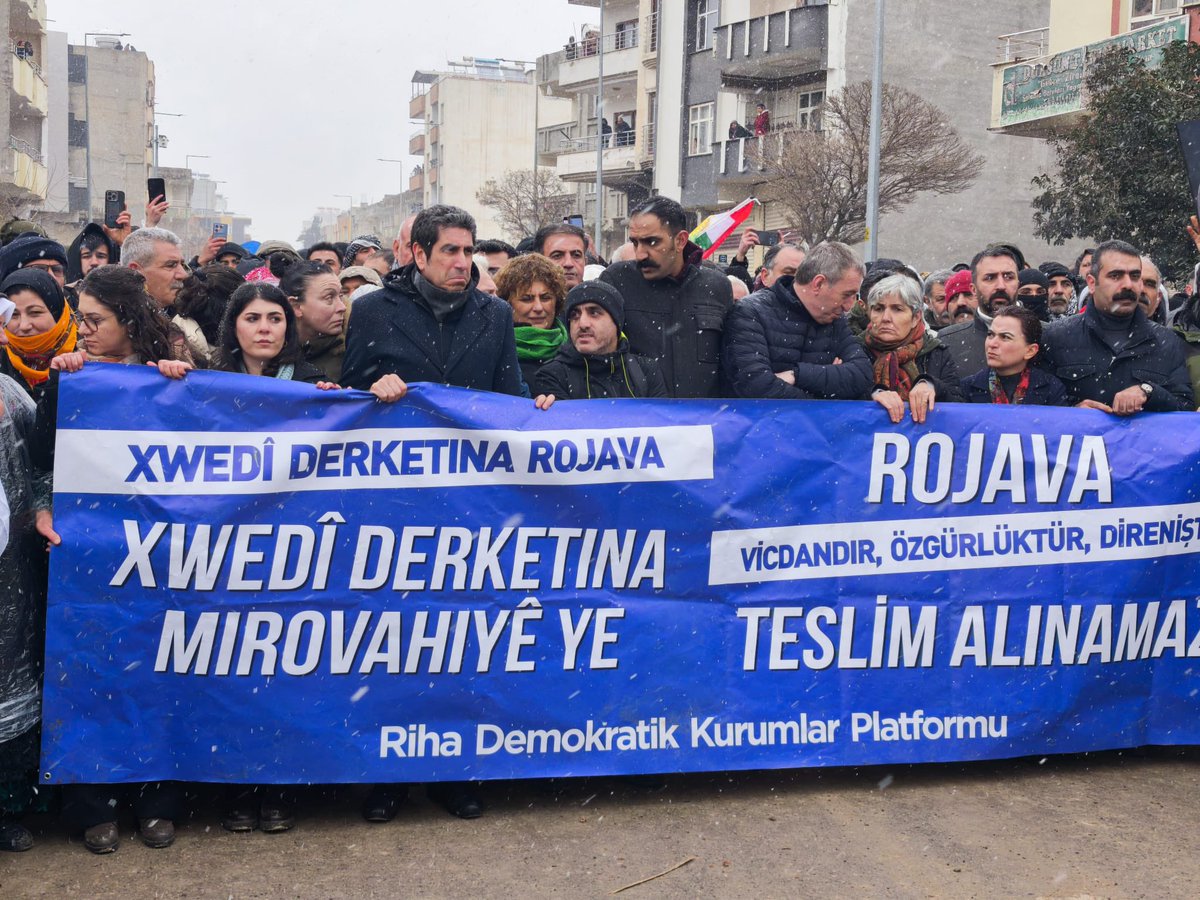 tipurfa's tweet photo. Parti Meclisi üyelerimizin ve parti heyetimizin de katılımıyla, DEM Parti’nin çağrısıyla düzenlenen basın açıklamasına katıldık.

Suriye’de cihatçıların Alevilere ve Kürt halkına dönük katliam girişimleri karşısında sessiz kalmayacağız, dayanışmamızı sürdüreceğiz. https://t.co/MNXVvL1u8I