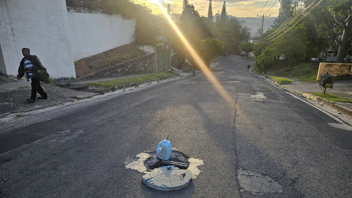 chepiuxdiaz's tweet photo. Zona ESCUELA PANAMERICANA (el carmen, escalon)  van 3 semanas sin TAPA AGUAS LLUVIAS (polimero)  @marioduran @alcaldia_ss @ObraMunicipal / ayer se reventó tubería , toda la noche río de agua y continua  /  situación doble peligro con hoyo y  agua  @ANDASV @darevalosv se AGRADECE https://t.co/q4SzN5jaHh