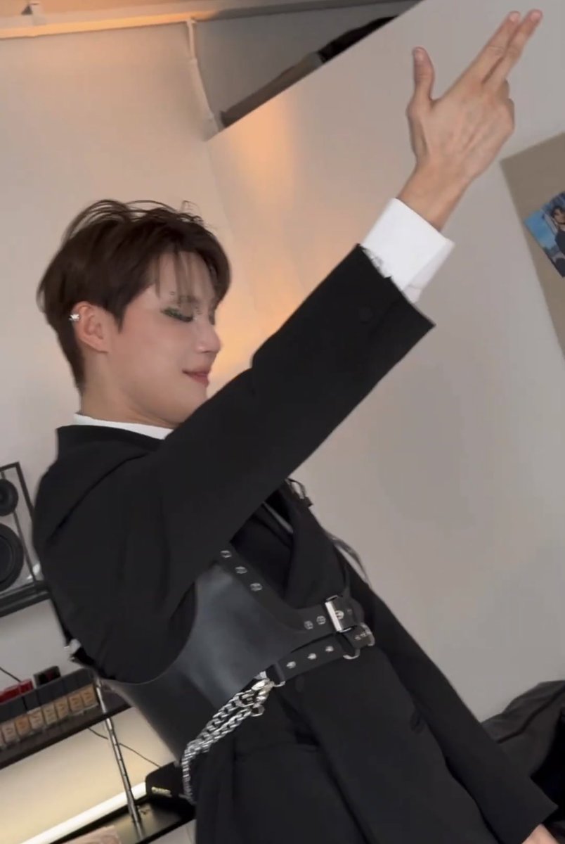 준꾸보다말고 챌린지 무한반복중 팔 동작할때 살짝 입꼬리 올리는거 느좋 미쳣다니(p)