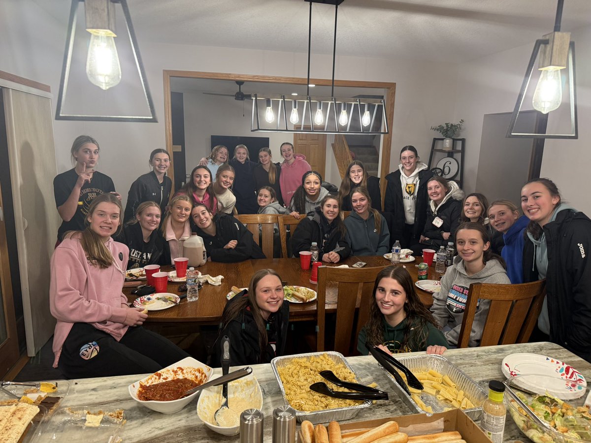 ByronGirlsHoops's tweet image. Thanks to the Kelm family for hosting a fantastic team meal! 
#Family 🐻⬇️