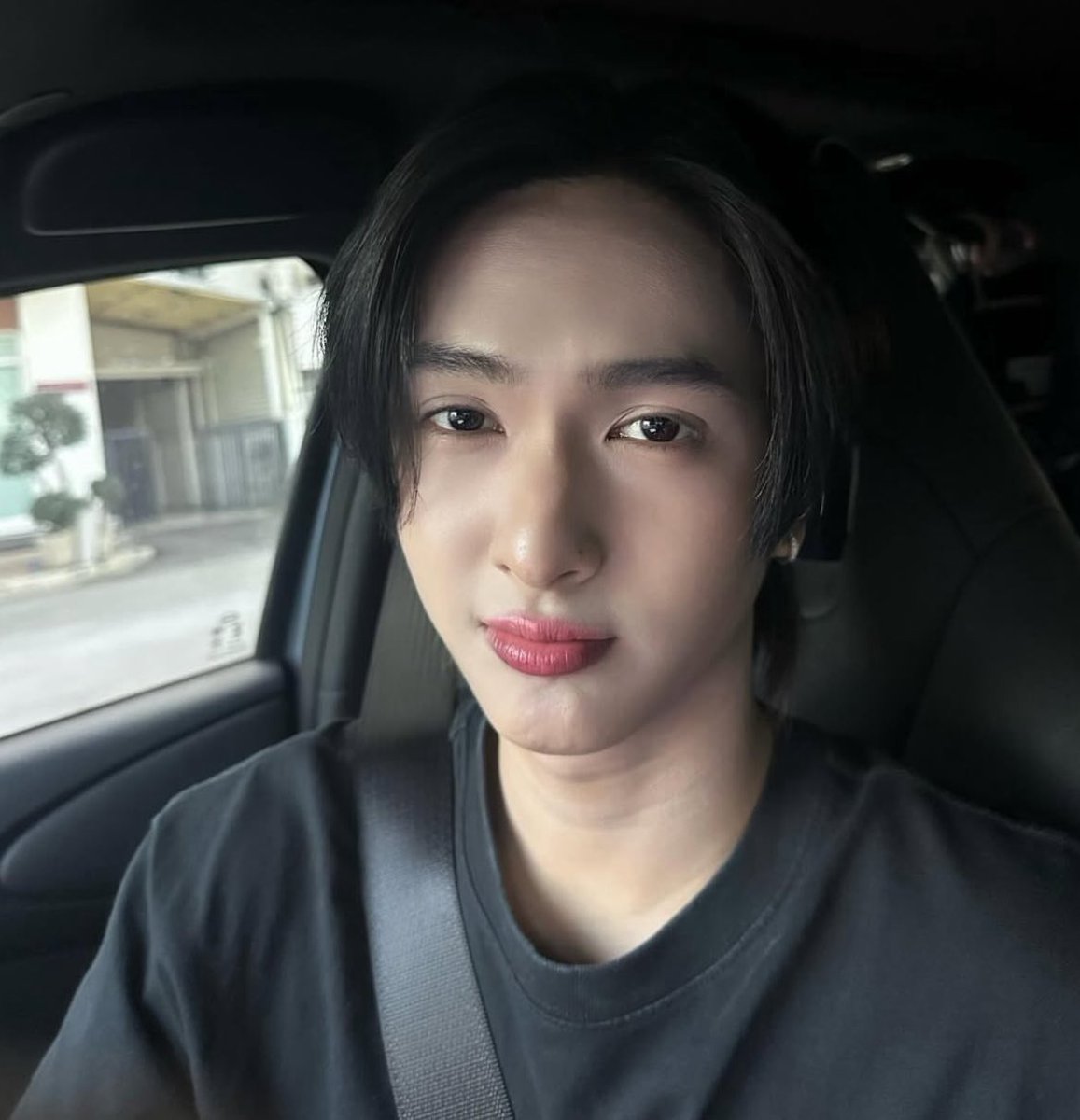 Juliepzeiei's tweet image. รูปแรกนี่ก็เขินละ หล่อจัด แล้วมุมนี่คือถ่ายจากคนนั่งเบาะข้าง ๆ อ่อออ เดชฮีมากับหมวยเนาะ ตุ๊กตาหน้ารถมากกก เห็นไปรับไปส่งกันบ่อย ๆ สองคน อืม เราเกิดแล้วนะคะเดชญ่าพ่อแม่ผม