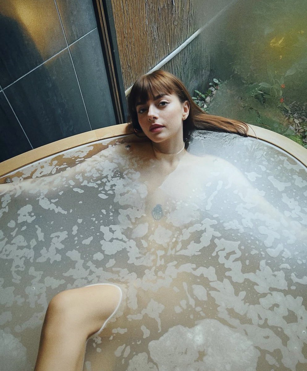 sembra che stia per essere salvata dal destino di ofelia