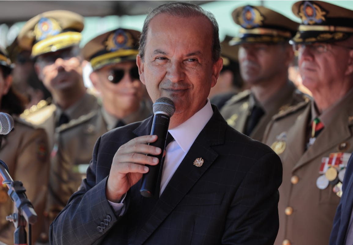 O governador Jorginho Mello (PL) é contra câmeras corporais na Polícia Militar, mas acaba de sancionar uma lei para câmeras vigiarem PROFESSORES em sala de aula. 

Bem vindos ao fascismo do século 21.