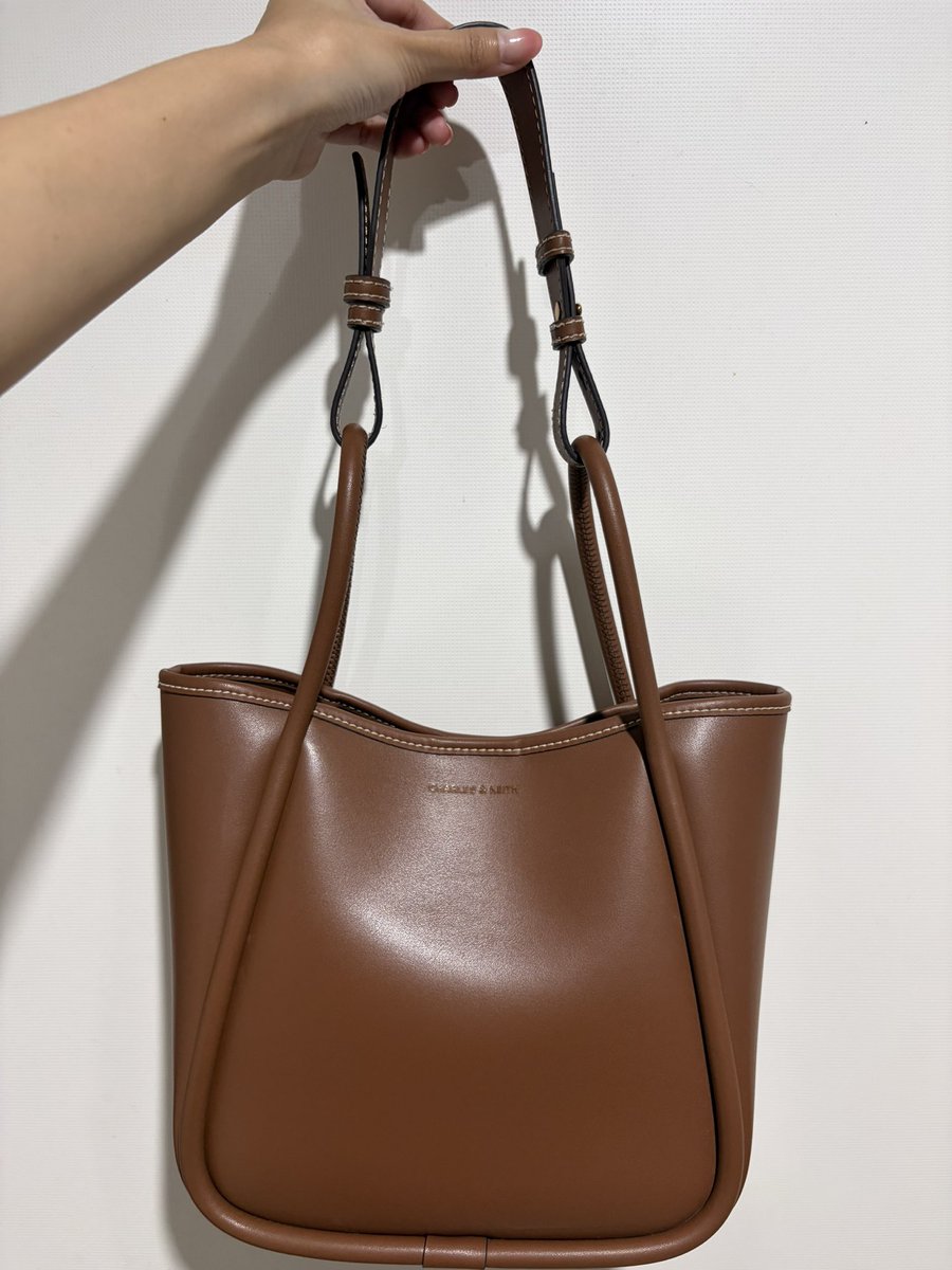 ttfavsm's tweet photo. 👜 ส่งต่อกระเป๋า CHARLES &amp; KEITH Mini Lyla Tubular Tote Bag สี chocolate

‼️790 บาท รวมส่ง ‼️
𖧷 ผ่านการใช้งาน มีตำหนิตามรูปเลยค่ะ ตำหนิไม่มีผลต่อการใช้งานนะคะ 

🧺 สนใจ dm ได้เลยนะคะ 

 #ส่งต่อคสอ #ส่งต่อกระเป๋า #ส่งต่อกระเป๋ามือสอง #ส่งต่อ #ส่งต่อเสื้อผ��า #ราคาถูก #กระเป๋า https://t.co/JeXV20VDdV