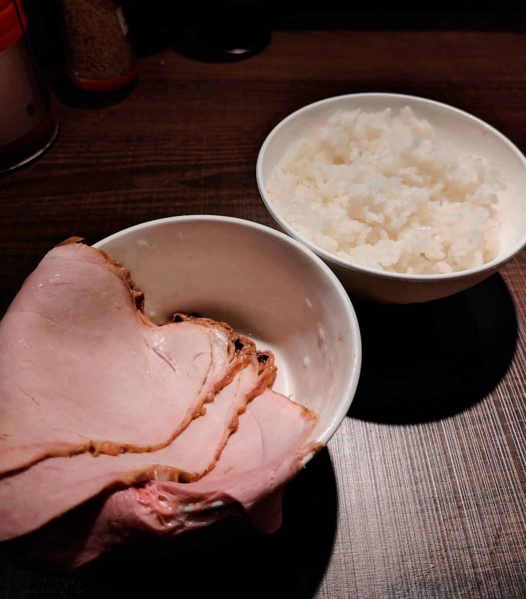 樹道家 水戸
王道ラーメン

モモチャー焼いたよポストを見て遅退勤GO OK🚁✨
まず5枚買う𓃟
奥肩3手前モモ5の神ビジュ🔭
美味すぎ一発終💸
丁寧炊き神旨汁と神旨巨肉に食べながら昏睡🧠
イカれや長介な美味さにライス2杯じゃ足りずモモ3とライス追加🙆🏻‍♀️
ライス後5杯は食べられるヤバ旨度👨🏻‍🍳

気絶帰宅🏡