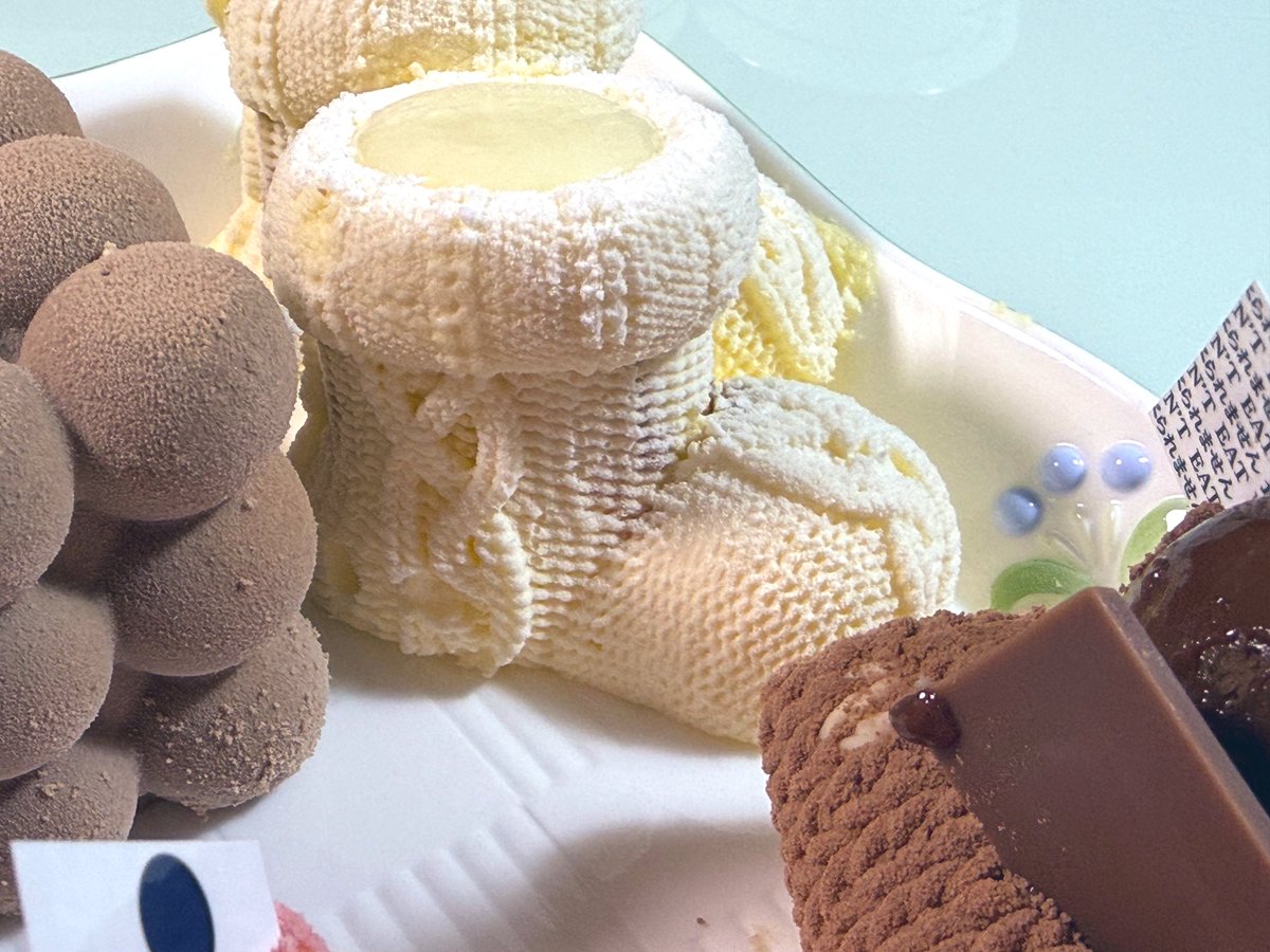 前から気になってたケーキ
マサヒコ オズミ パリ

このあみあみの毛糸感🧶
どうやって作るんだろ😂

それにしても繊細なケーキ
ぴよりんの100倍気を使う
箱開けたら座布団モンブランのチョコ玉が転がってたわ😂
#マサヒコチャレンジ だな🤣

#アムールデュショコラ 
#ジェイアール名古屋タカシマヤ