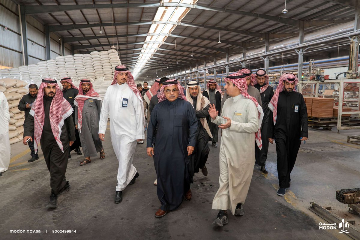 Modon_En's tweet image. On his site tour, H.E. the Deputy Minister of Industry and Mineral Resources, @KhlilBinSalamah, visited Jamal Industry factory, in the presence of H.E. the CEO of #MODON, @M_Alargoubi, to review production capabilities and initiatives aimed at strengthening supply chains and
