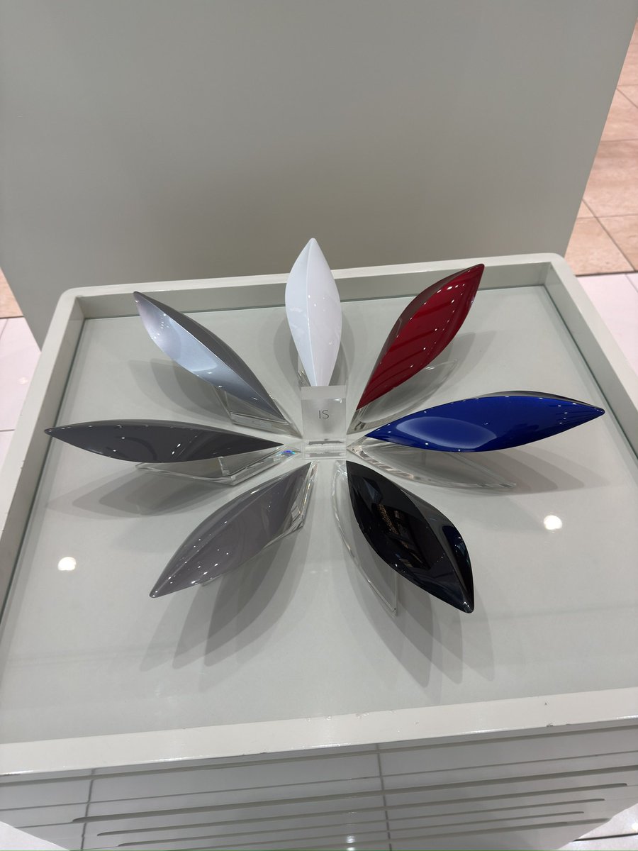 HIRO_GRX's tweet image. レクサスISのボディカラー
光の当たり方で表情がガラッと変わるから、角度を変えると違った色にも見える