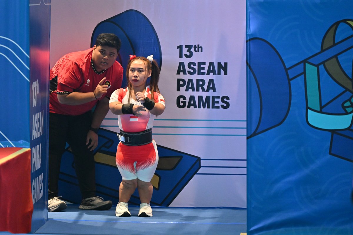 ainurohman's tweet image. Kurang dari tiga tahun lalu, Eliana bekerja sbg buruh cuci utk tetangganya di Desa Deresan, Susukan, Kabupaten Semarang. Kadang cuciannya diantarkan. Kadang dia ke rumah tetangganya. Bayaran seikhlasnya. Dibayar Rp 25 ribu juga tak apa. 

Selain itu, Eliana hidup dgn mengajar…