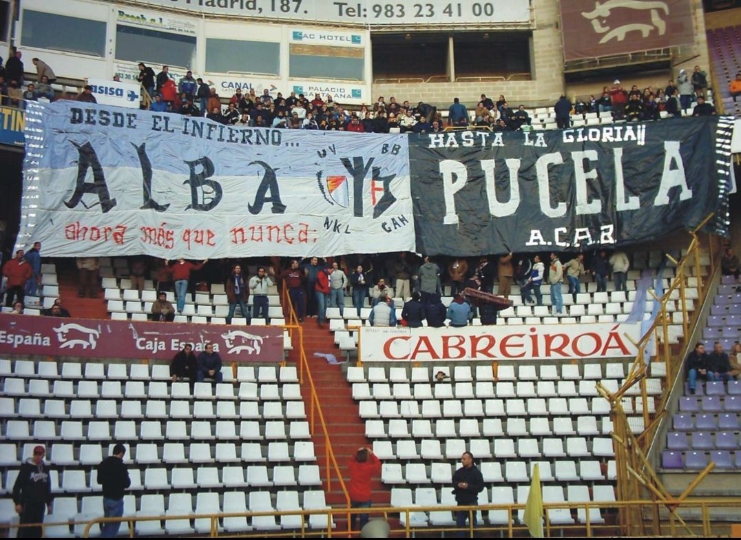 Mañana nos visita el Albacete y aquí os dejamos un "tifo" de la temporada 05/06. Nunca fuimos los mejores y aquí queda más que demostrado 😂😂. Lo bueno fue que el partido era a las 12:00 y tras una larga noche fuimos de empalme al estadio y lo hicimos 2 horas antes entre dos.