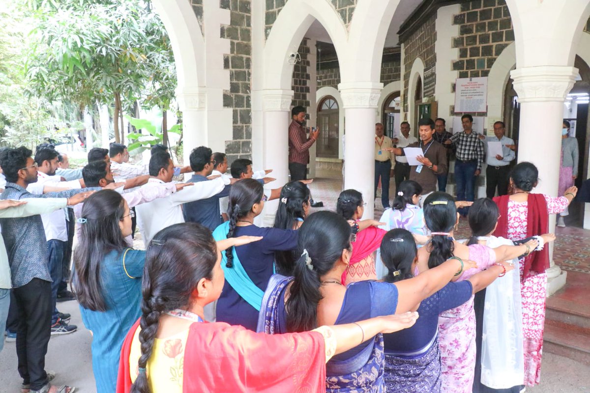 दि. 23 जानेवारी, 2026
🏛️ जिल्हाधिकारी कार्यालय, जळगाव

भारत निवडणूक आयोगाच्या निर्देशानुसार राष्ट्रीय मतदार दिनाच्या निमित्ताने, जिल्हाधिकारी कार्यालय, जळगाव येथे लोकशाही मूल्यांप्रती निष्ठा व्यक्त करण्यासाठी शपथ कार्यक्रमाचे आयोजन करण्यात आले.