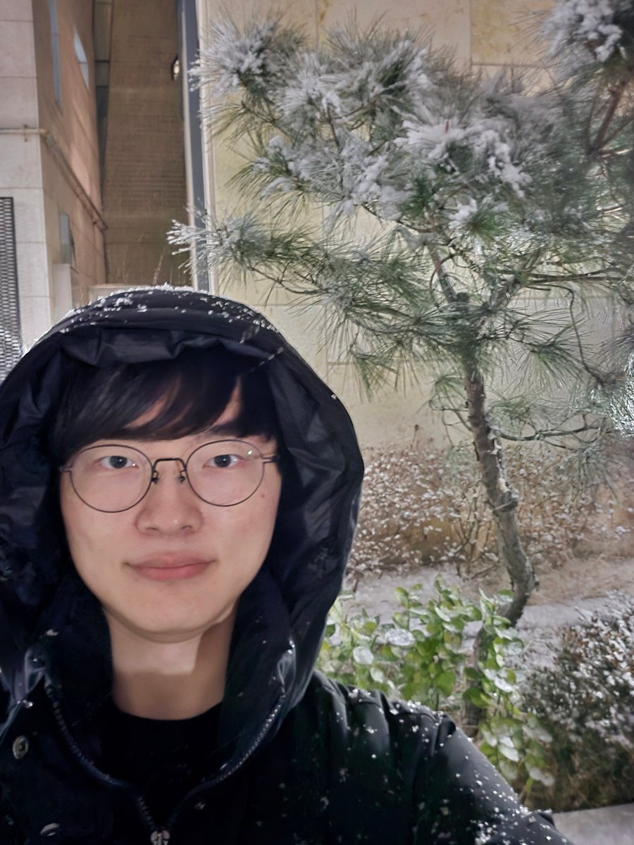 💭 260123
10.20PM KST 

🐧: *sends picture*
🐧: the snow daebak!!
🐧: the snow hit my eyes