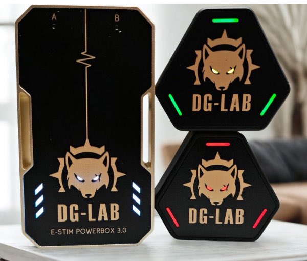 ku_qi80100's tweet photo. 地牢實驗室｜DG LAB郊狼電擊器

↦ 可搭配多種電極配件使用。
↦ App 調整波形、頻率與強度，從輕微觸感到高壓邊緣皆可細調。
↦ 支援遠端與互動控制，適合異地玩法、直播互動或多人協作情境。
↦ 新版脈衝模組減少刺痛感，在安全範圍內拉高刺激細節與持續感。

預購單在置頂，自由取用 https://t.co/D6ZrKXByuv