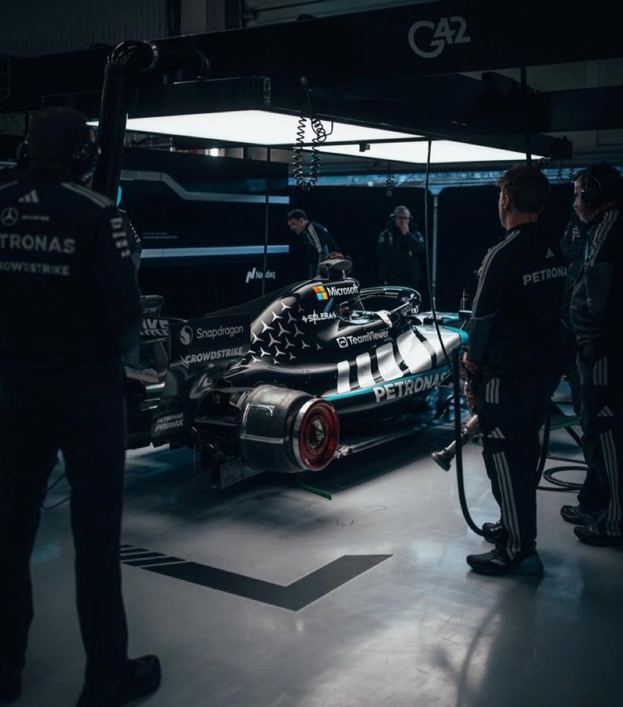 Que l'histoire commence... Et que la flèche d'argent soit au sommet 

#F1