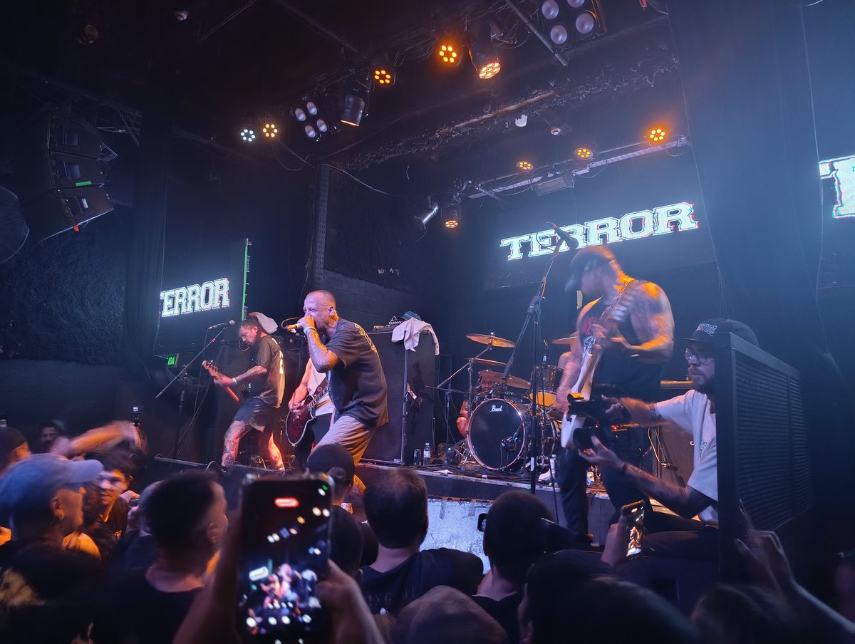 Desconche total en Uniclub, Terror ao vivo.