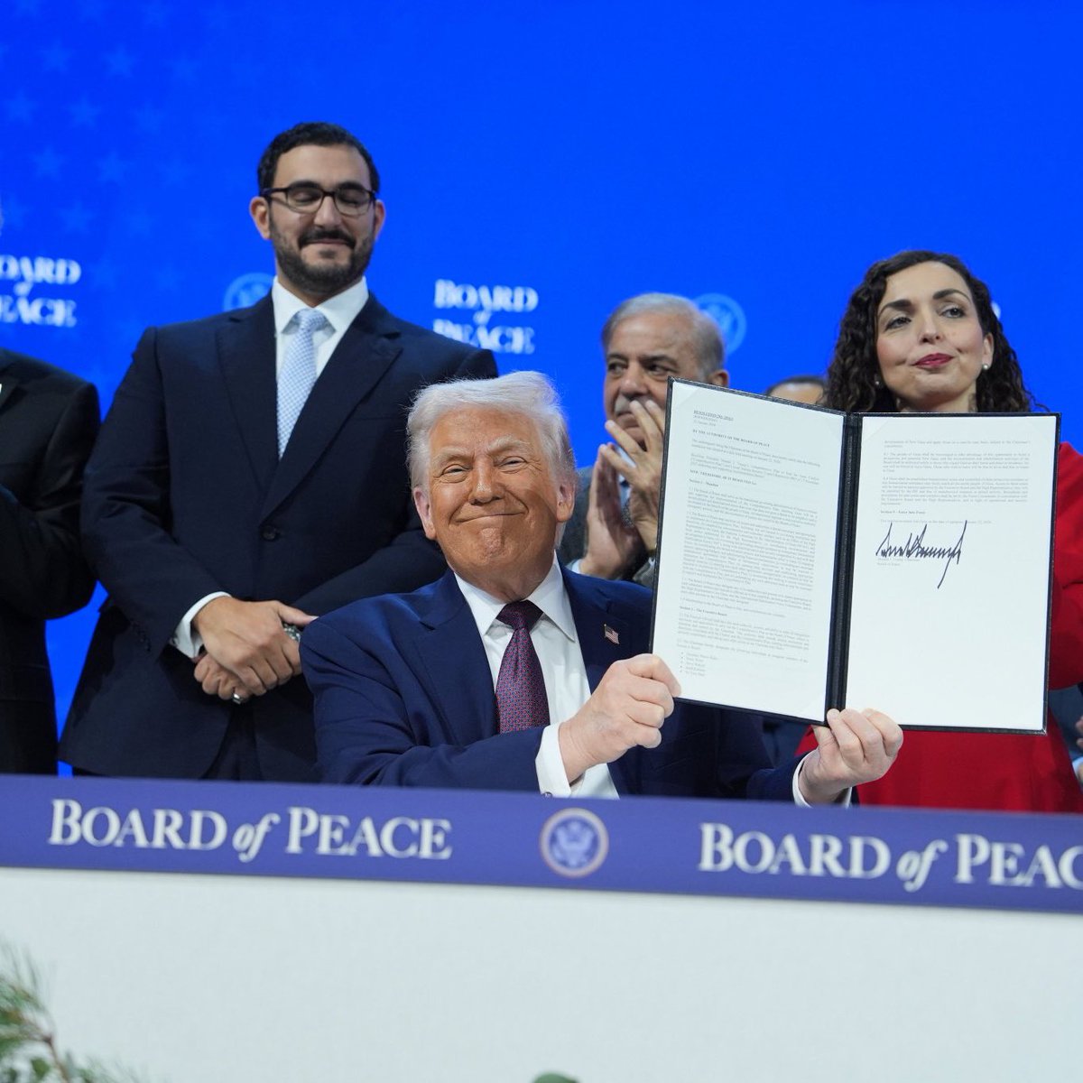 updatecultura's tweet photo. Donald Trump se AUTODECLAROU presidente VITALÍCIO do “Conselho de Paz” de Gaza, com poder de veto e direito de indicar membros. O estatuto prevê uma taxa de US$ 1 BILHÃO para países que desejarem assentos permanentes, segundo CNN Brasil.

Dos 60 líderes convidados, apenas um terço aceitou. A França já RECUSOU, enquanto Brasil, China e Reino Unido ainda NÃO responderam.