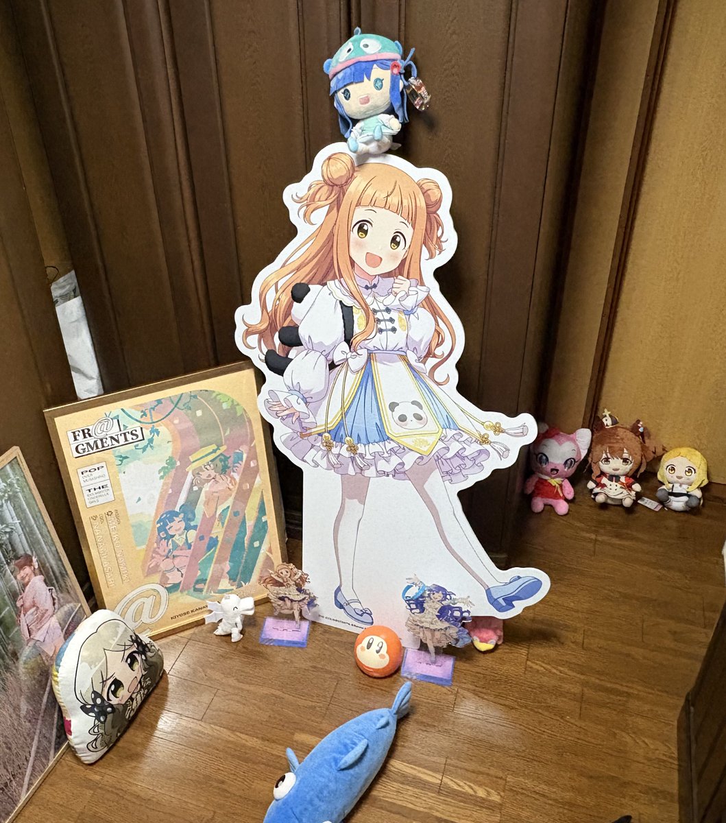 missing340's tweet image. 市原仁奈さんがおうちに来ました。

かわいいですね。

大きさを比較したかったので、

周りに色々なものを置きました。