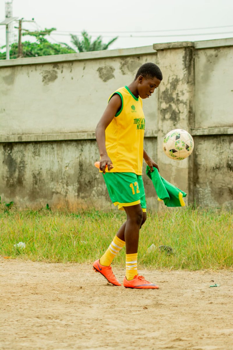 ADESUYI ELIZABETH 👏🏽👑

Castmog Ladies Football Club’s longest-serving and most valuable player.
A symbol of commitment, consistency and versatility — trusted at right-back, centre-back, and in midfield.
She has also featured as part of the Nigeria U17 squad.
A true all-rounder.