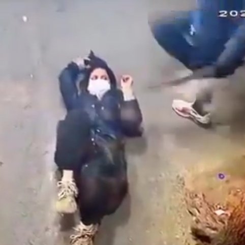 Realneo101's tweet image. Her eyes... full of fear. Terrified.
alone... alone... alone...
#R2PforIran