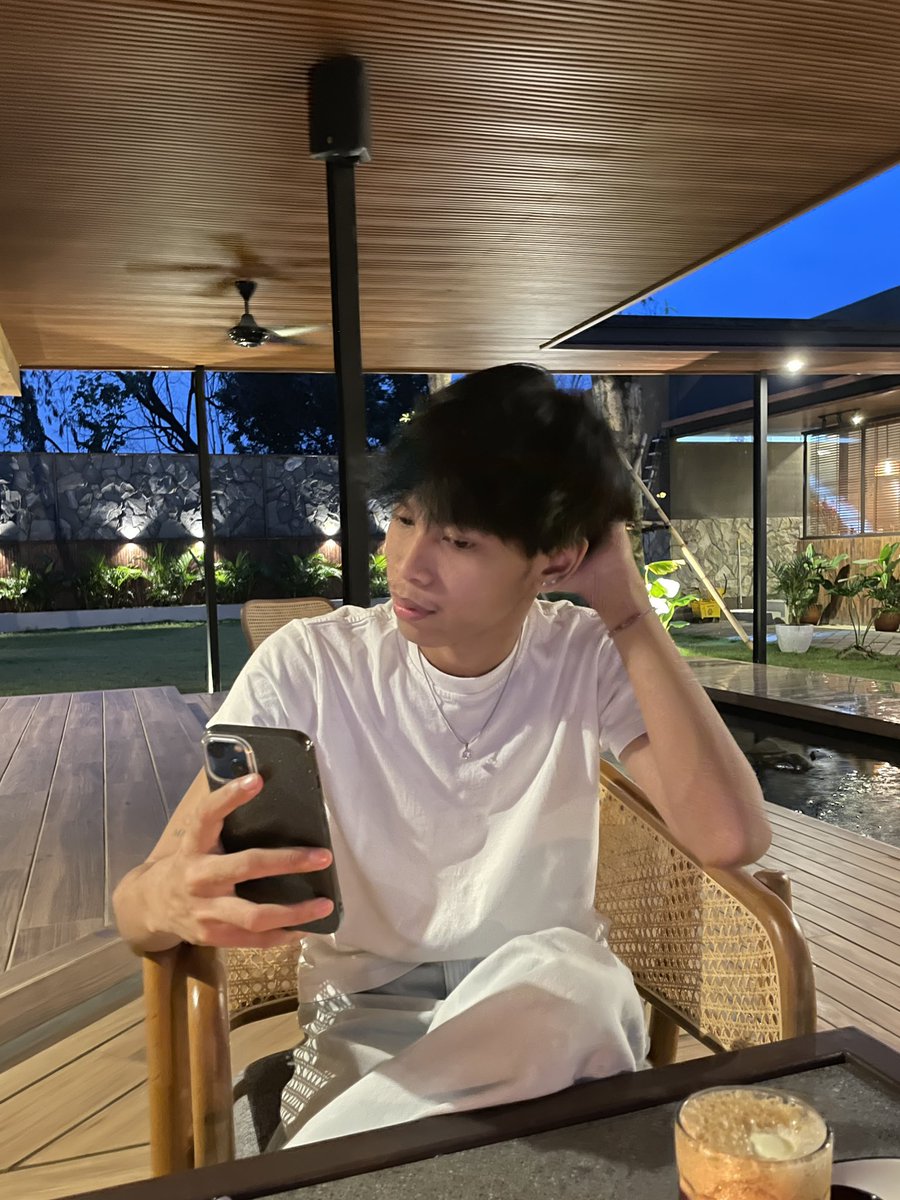 putrxp's tweet image. pov aku di paparazi km