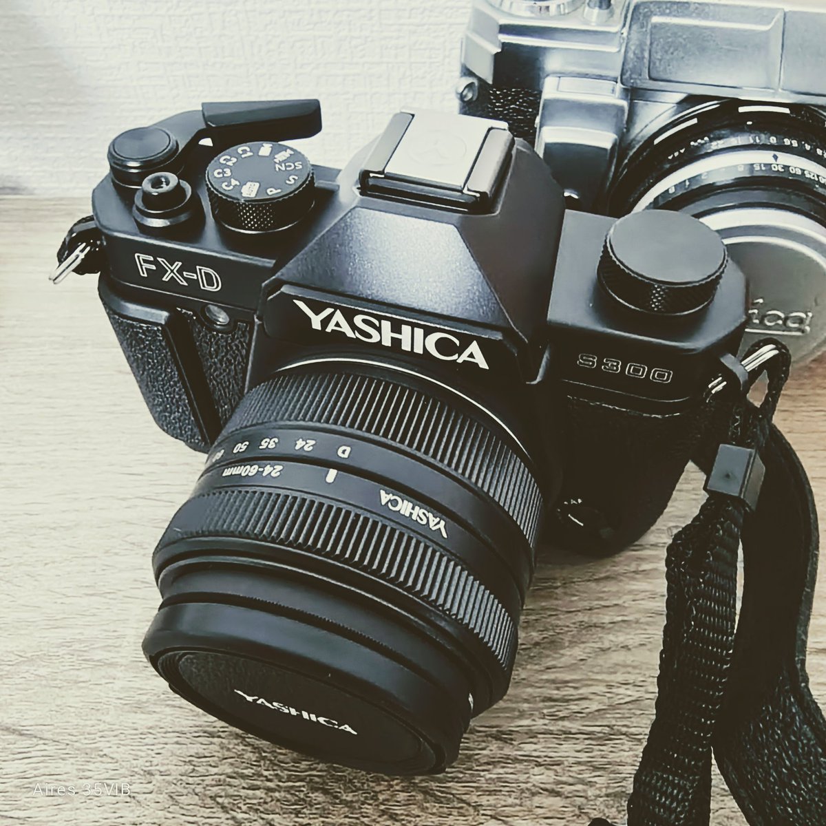 YASHICA FX-D S300です。 こう見ると、フィルムカメラですね