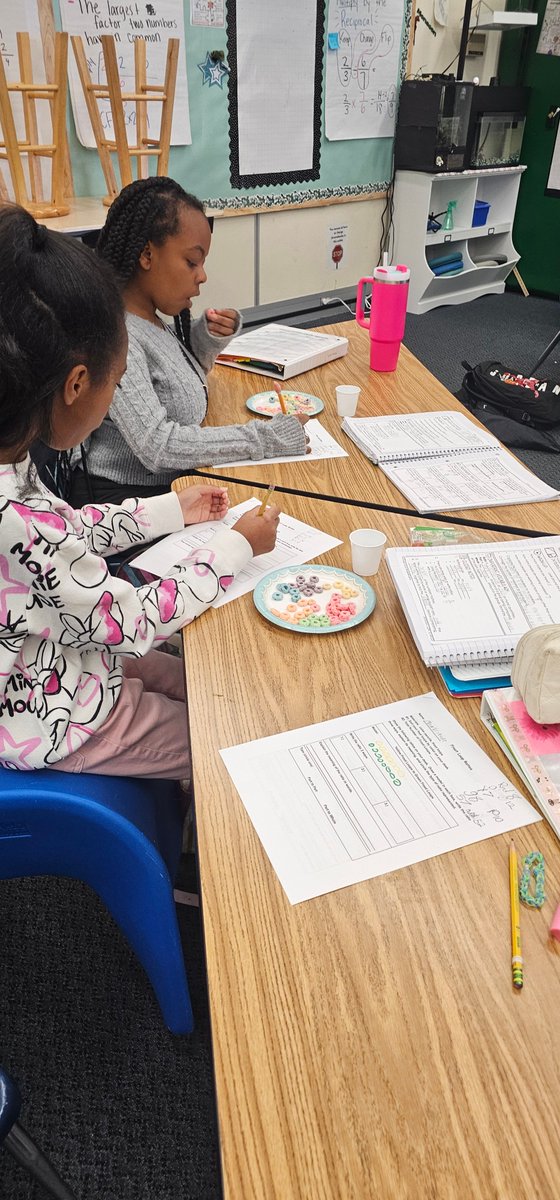 Hands-on learning in 5th grade Escolares introduced students to ratios using Froot Loops! #HWES #OurD5Story