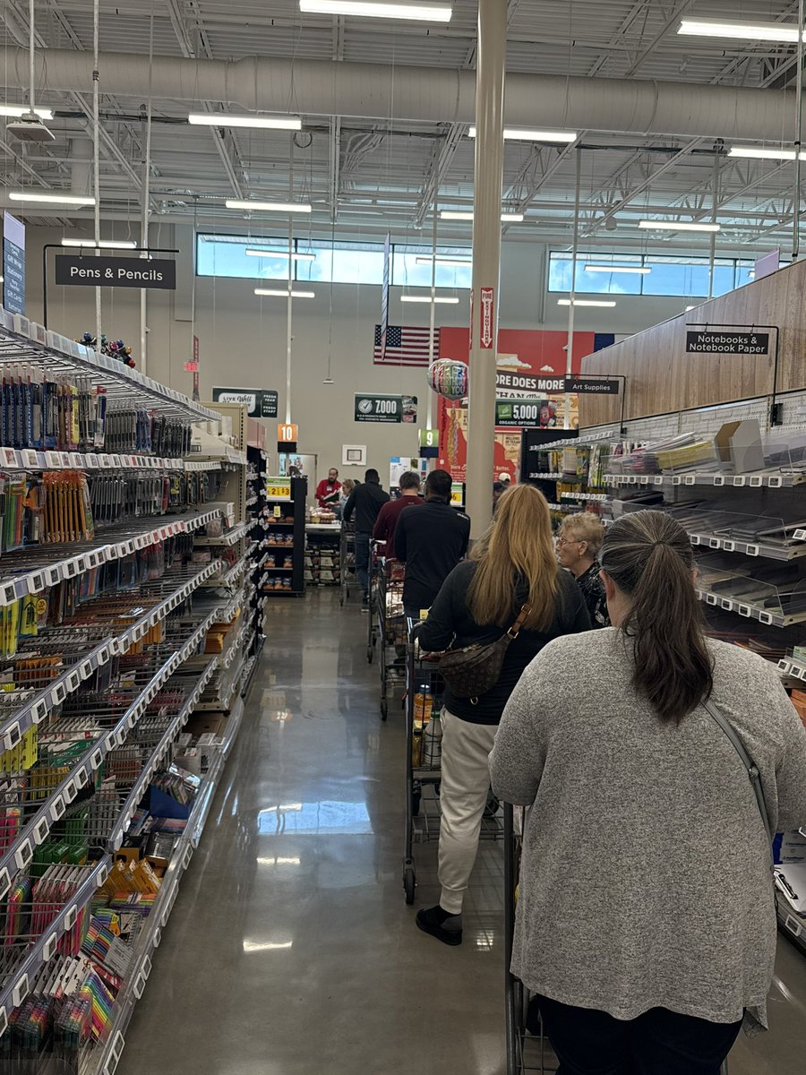 big props to the team at the Melissa, TX <a href="/HEB/">H-E-B</a>!! despite a very crowded store, employees were doing their best to make sure everything was stocked. everyone remained kind and at the top of their game despite the long check out lines!! 👏🏻👏🏻