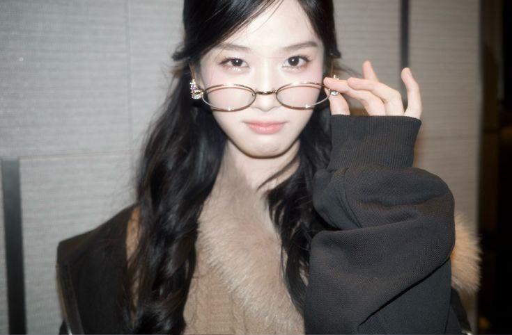 untamedyouths's tweet photo. id sacrifice myself for her ngl https://t.co/IzIzdoL90F