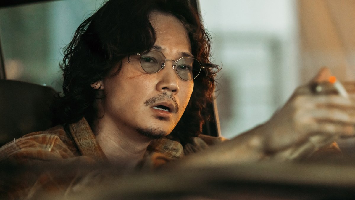 NetflixJP's tweet photo. ◆配信開始 
映画『愚か者の身分』

北村匠海、林裕太、綾野剛 出演

個人情報を引き出し、
戸籍売買を日々行うタクヤとマモル。

あるとき闇ビジネスの世界に入る
きっかけとなった兄貴的存在の手を借り、
この世界から抜け出そうとするが…。

#愚か者の身分 https://t.co/0vQphlsqgF